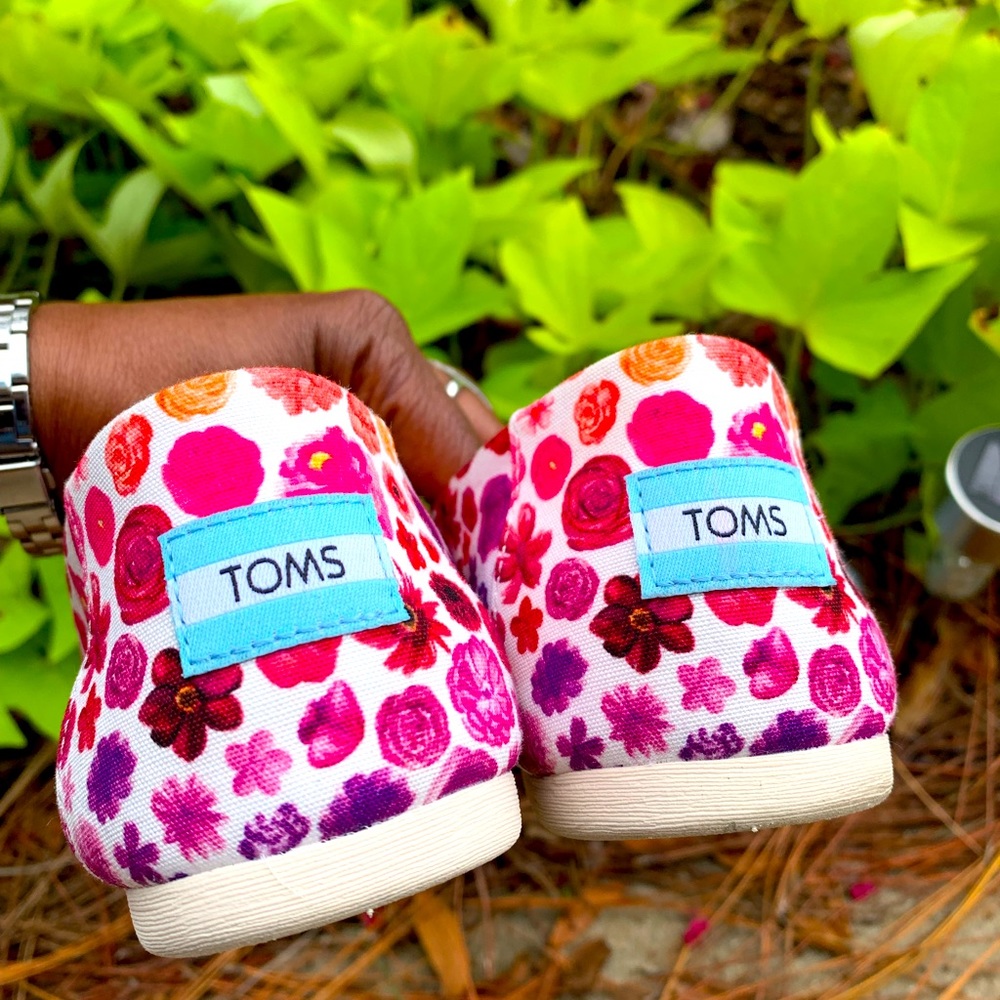 TOMS CANVAS SLIP ON FLORAL SHOES - Picture 4 of 6